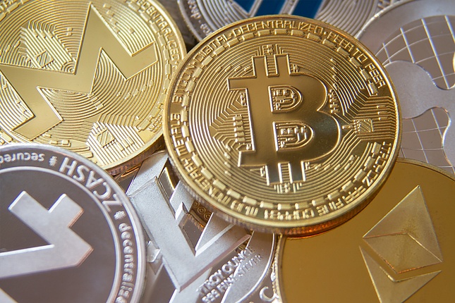 Only three out of ten top altcoins grew in December